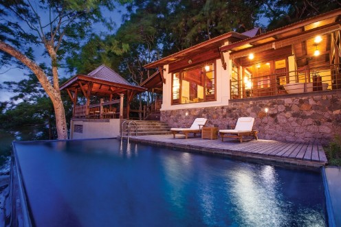Pool des Enchanted Island Resort  in den Seychellen